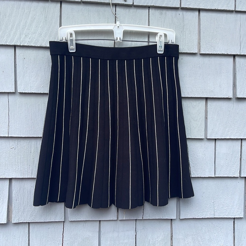 LOFT Skirt Size Med- Elastic Waist Black and White- stretch skater style